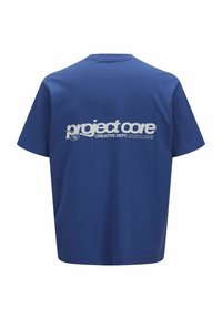 Blå T-shirt i bomuldsstof med rund hals, korte ærmer og hvidt trykt tekst på ryggen, der siger "project core".