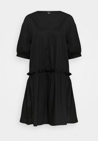 Černé bavlněné šaty s výstřihem do V, nadýchanými rukávy a nařaseným pasem, které mají splývavou sukni a hladkou texturu. Základní design.