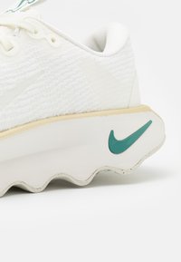 Nike Performance MOTIVA - Maanteejooksu jalatsid - sail/metallic gold grain/white/phantom/biocoastal