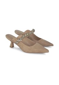 Zapatos de tacón beige de ante con punta afilada, que presentan una correa decorativa de gemas transparentes y un pequeño tacón de bloque.