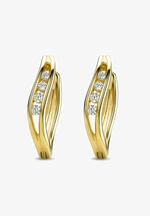 Goldene Creolen mit einem verdrehten Design, das vier eingesetzte runde Diamanten zeigt, die vertikal an jedem Ohrring angeordnet sind.