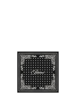 Bandana negra con borde de paisley blanco y pequeños motivos en forma de diamante, con la palabra "Prohibited" en el centro.