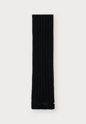 Scarf nera lavorata a maglia con motivo a treccia, con un bordo a coste nero solido. Il logo del marchio è impresso sul bordo.