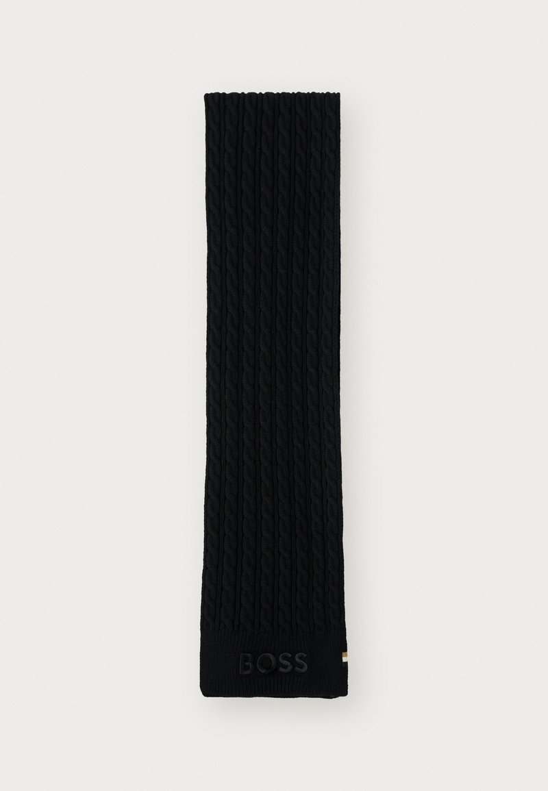 Svart strikket skjerf med kabelmønster, med en solid svart ribbestrikket kant. Merkevaren er preget på kanten.