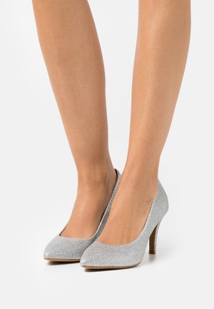 Srebrne szpilki o metalicznym, teksturowanym wykończeniu. Z uwydatnionym noskiem i cienką, stiletto obcasem, z gładką wewnętrzną wyściółką.