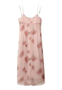 Rochie roz deschis cu bretele subțiri, având un model floral în nuanțe mai închise de roz și verde; material neted, semi-transparent.
