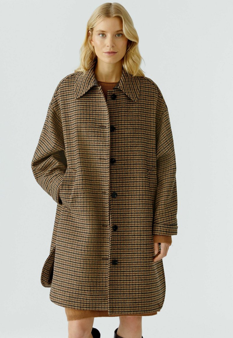 Braun-schwarzer Hahnentritt-Mantel mit großem Kragen, Fronttaschen und schwarzen Knöpfen, in einem lockeren, oversized Design.