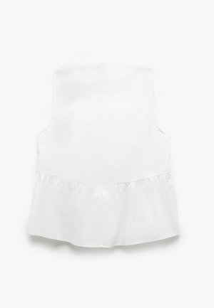 Top sin mangas blanco con un dobladillo fruncido. Tela suave, diseño sencillo, sin adornos ni patrones visibles.