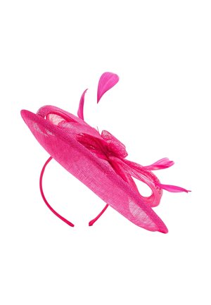 Jasnoróżowa opaska do włosów z siateczkowymi pętlami i ozdobnymi piórami na białym tle.