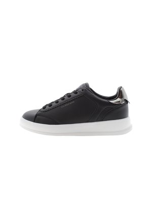Sneaker in pelle nera con punta rotonda, suola in gomma bianca e dettagli argentati sul tallone. Presenta sei asole e cuciture strutturate.