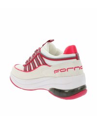 Baskets blanches avec des accents rouges, dotées d'un dessus texturé, d'un design rayé, d'une semelle épaisse blanche et d'un talon noir avec un fond rouge.