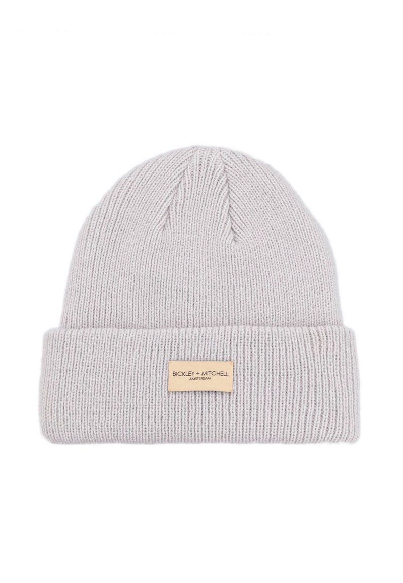 Jasnoszara wełniana czapka z dzianiny o prążkowanej fakturze i złożonym mankietem, z prostokątną beżową metką z logo "BICKLEY + MITCHELL".
