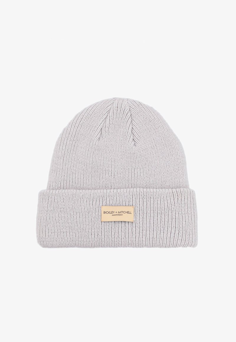 Lichtgrijze gebreide muts met een geribbelde textuur en een opgevouwen rand, voorzien van een rechthoekig beige label met "BICKLEY + MITCHELL" branding.
