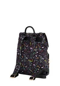 Ruksak s cvjetnim uzorkom od crne tkanine, s podesivim trakama, ručkom na vrhu i bočnom džepom na zatvarač s zlatnim detaljima.