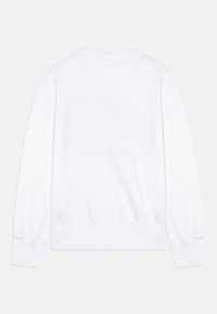 Fehér, kerek nyakú pulóver rugalmas mandzsettákkal és aljjal. Puha szövet textúra, minimalista design, és nincsenek látható logók vagy minták.