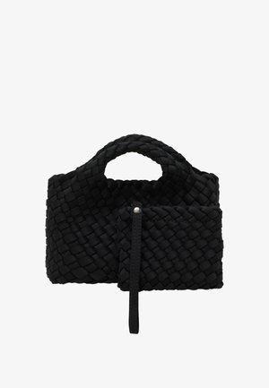Sort vævet håndtaske med et tekstureret design, der har et kort håndtag og en lynlåslomme på siden. Kompakt og struktureret form.