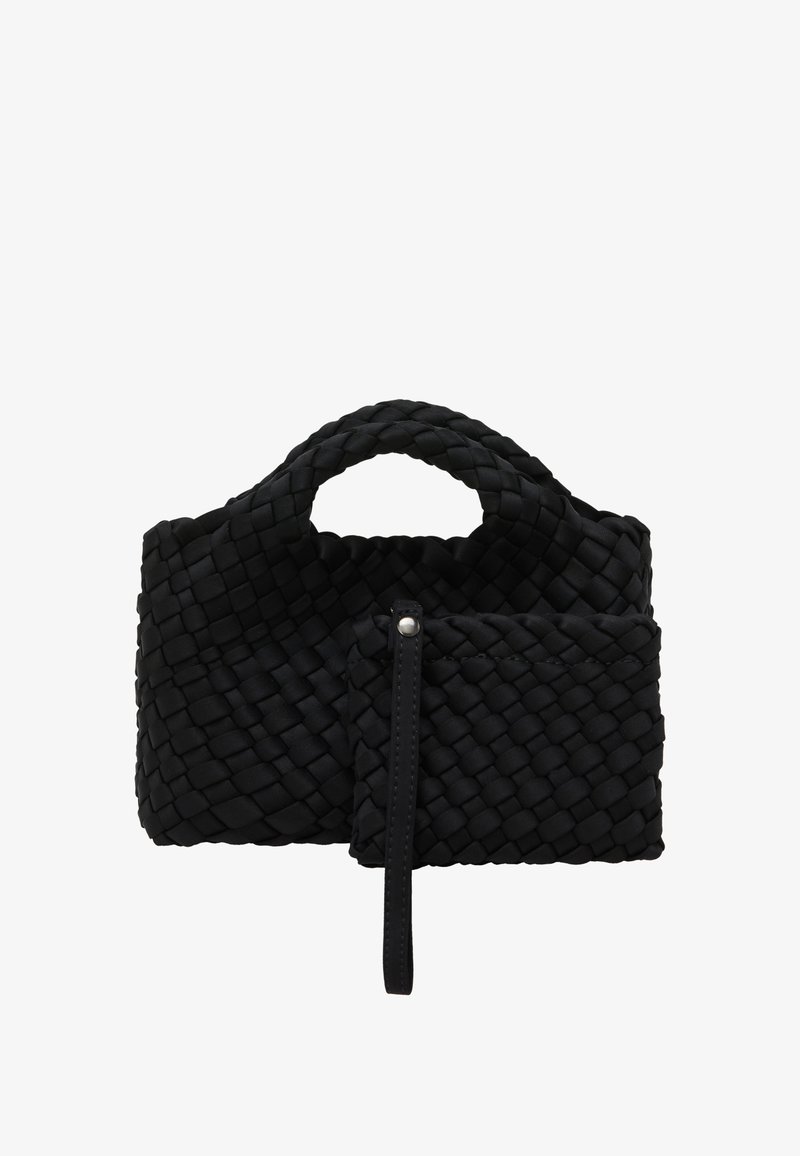 Bolso de mano negro tejido con un diseño texturizado, que cuenta con un asa corta y un bolsillo con cremallera en el lateral. Forma compacta y estructurada.