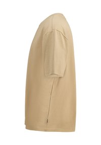 T-shirt beige a manica corta realizzato in cotone morbido, con una vestibilità comoda, scollatura rotonda e dettaglio con spacco laterale per facilitare i movimenti.