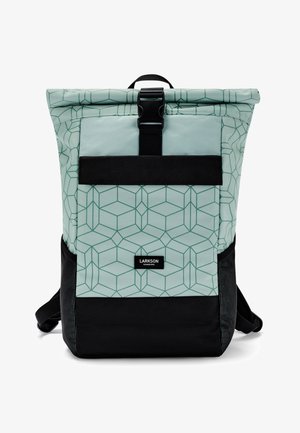 Rucsac verde cu model geometric, design cu deschidere tip rulou, accente negre, bretele reglabile și o patch frontal cu logo.