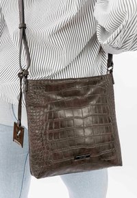 SURI FREY HADLEY - Bandolera - brown