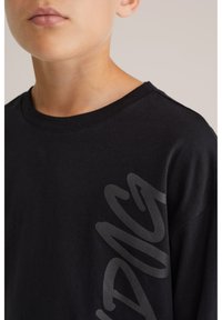 Schwarzes Baumwoll-T-Shirt mit einem großen grauen Grafikdruck auf der Vorderseite, Rundhalsausschnitt und kurzen Ärmeln. Glatte Textur.