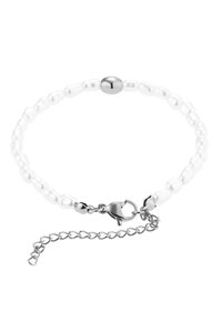 Bracciale in perle bianche con perle di forma irregolare, un elegante distanziale in argento e un gancio a moschettone in argento con una catena di estensione.