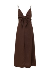 Braunes Leinenkleid mit Spaghetti-Trägern, V-Ausschnitt, vorderem Bindungsdetail und einem fließenden Rock, der bis zur Mitte der Wade reicht, mit glatter Textur.