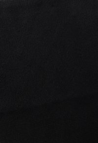 Zwart textiel met een zachte, gestructureerde oppervlak. Het materiaal lijkt dicht en heeft een lichte glans, met een egale, uniforme kleur.