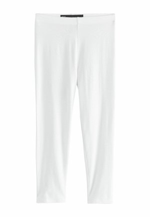 Białe legginsy do kostek o prostym wzorze i elastycznym pasie, położone na płasko na białym tle.