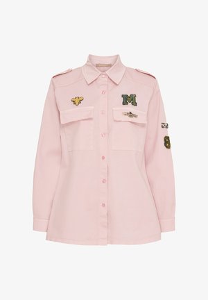 Lyserød skjorte med knaplukning, to brystlommer, skulderlapper og forskellige broderede patches, herunder en bi og bogstaver.