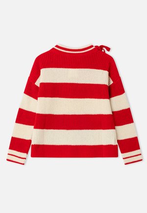 Pull tricoté rayé rouge et crème avec un col montant, des manches longues et un détail noué à l'arrière. Comprend des poignets et un ourlet côtelés.