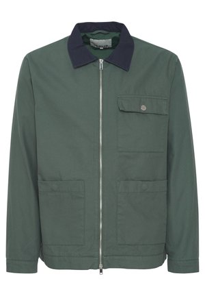 Veste zippée verte avec un col marine, deux poches avant et une poche poitrine. Fabriquée en tissu texturé, avec un design minimaliste.