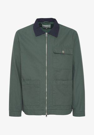 Chaqueta verde con cremallera y cuello azul marino, dos bolsillos frontales y un bolsillo en el pecho. Hecha de un tejido texturizado, presenta un diseño minimalista.
