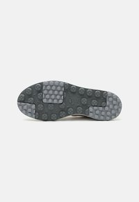 Sola de sapato Nike, borracha cinza com um padrão hexagonal, apresentando grips texturizados e posicionamentos distintos do logótipo. Acabamento limpo, forma arredondada.