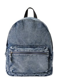 Zaino in denim con forma arrotondata, caratterizzato da una tasca frontale con cerniera, colore blu, tessuto testurizzato e manico superiore nero per il trasporto.