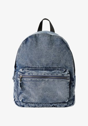 Zaino in denim con forma arrotondata, caratterizzato da una tasca frontale con cerniera, colore blu, tessuto testurizzato e manico superiore nero per il trasporto.