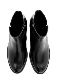 Czarne skórzane botki za kostkę o gładkiej fakturze, z zamkami błyskawicznymi po bokach i zaokrąglonym noskiem. Minimalistyczny design, bez widocznych zdobień.