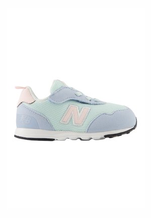 Sneaker New Balance per bambini in azzurro chiaro e rosa con tomaia in mesh e suede, suola bianca, logo laterale e chiusura a strappo in velcro.