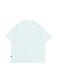 Camisa de manga corta a rayas verticales en azul claro y blanco con cuello, vista desde atrás, mostrando una pequeña etiqueta negra en el lado inferior.