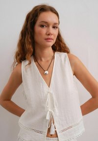 Unausgewählt, white