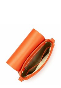 Borsa a tracolla in pelle arancione con forma cilindrica, superficie liscia, rivestimento interno beige e tasca con zip per una conservazione sicura.