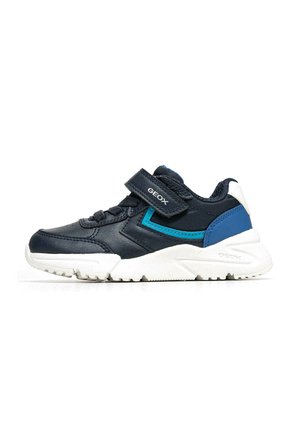 Scarpa da ginnastica blu navy con tomaia in pelle sintetica, suola in gomma bianca, cinturino regolabile e dettagli azzurri. Logo Geox sul cinturino.