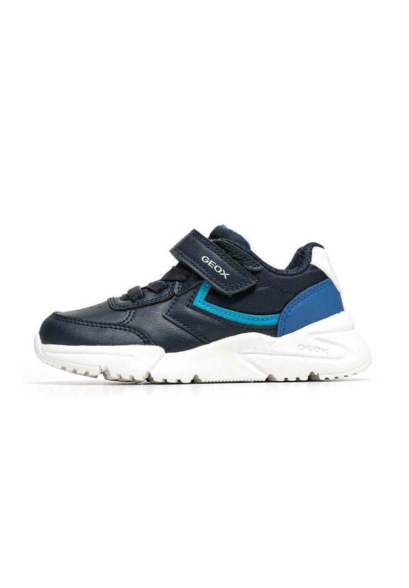 Scarpa da ginnastica blu navy con tomaia in pelle sintetica, suola in gomma bianca, cinturino regolabile e dettagli azzurri. Logo Geox sul cinturino.