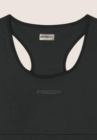 Reggiseno sportivo nero con scollatura rotonda e design a dorso di rana. Presenta una texture liscia e un sottile logo "FREDDY" sul davanti.