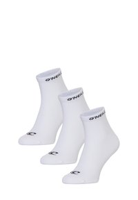Chaussettes blanches à chevilles avec le logo O'Neill sur le revers et la semelle. Présente une texture lisse et un haut côtelé pour un maintien sécurisé. Trois paires incluses.