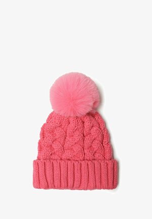 Różowa czapka dziana z teksturowanym wzorem w warkocze i puszystym pomponem na szczycie. Posiada ściągacz na dole.