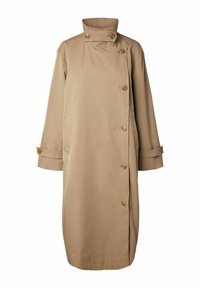 Trench-coat long beige avec col montant, fermeture à boutons sur le devant et aux poignets, et deux poches latérales, présenté sur fond blanc uni.