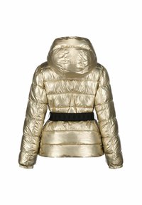 Gul pufferjakke med hætte, quiltet design, elastisk talje med sort bånd, og skinnende nylonstruktur. Viser bagview og ærmekanter.