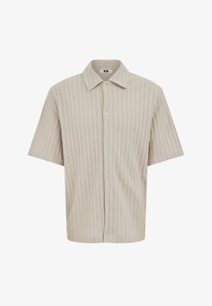 Smėlio spalvos trumpomis rankovėmis marškiniai su vertikaliu gofruotu raštu, klasikiniu apykakliu, priekiniais mygtukais ir laisvu siluetu.