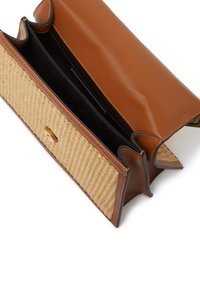 Barna bőr és szőtt szalma clutch, strukturált formával. Nyitott belső tér fekete béléssel és egy zsebbel rendelkezik. Sárgaréz részletek díszítik.